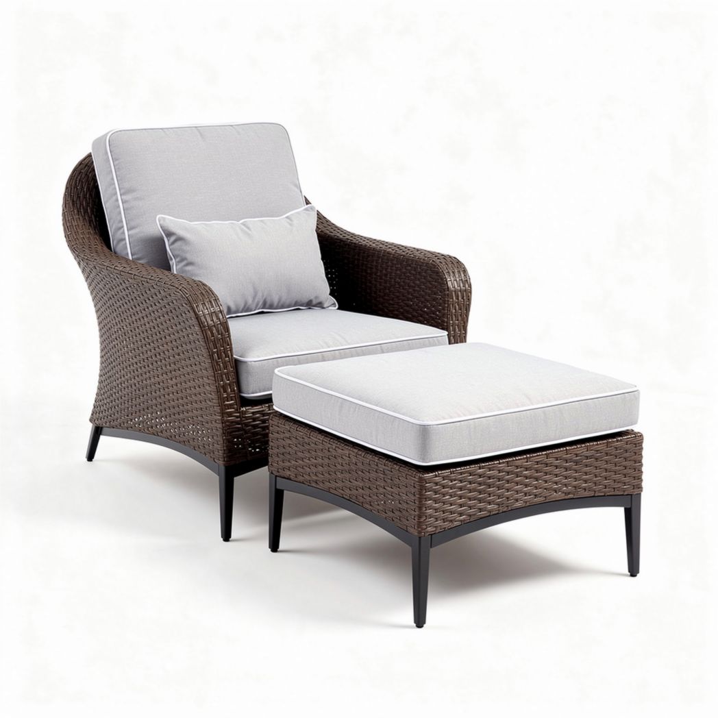 Wicker fauteuil met grijze kussens en bijpassende poef 90 x 75 x 80cm